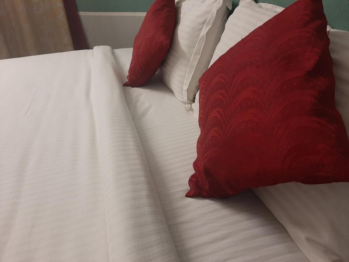Cochin Airport Hotel Kochi Eksteriør billede